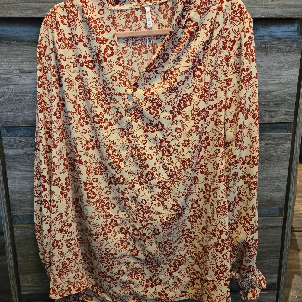 Chic Floral Blouse in Red and Cream
